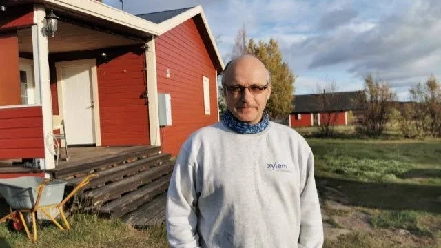 Keinovuopio ligger vid finska gränsen och enligt Sixten Jensen når inte det svenska mobilnätet byn. 