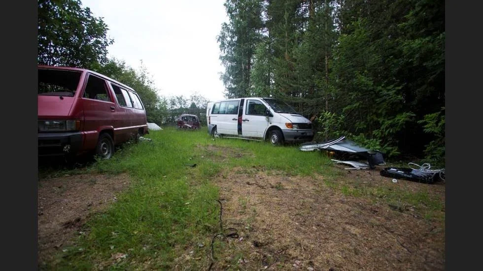 21 bilar och motorer hittades vid inspektionen. Nu får fastighetsägaren ett strafföreläggande för miljöbrott.