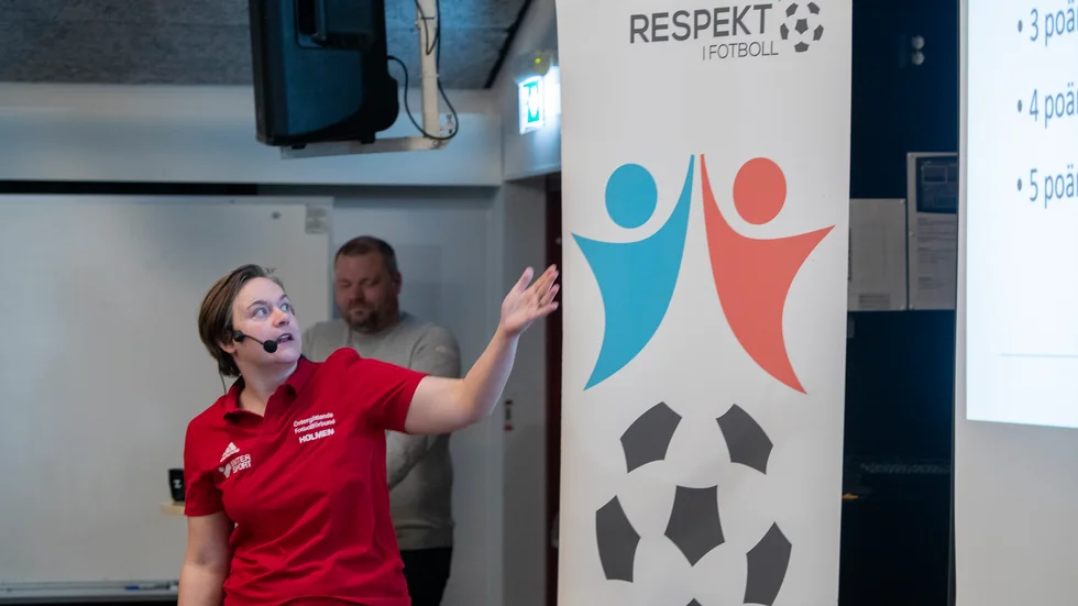 Carro Phalén vid Östergötlands Fotbollsförbund kan berätta att antalet grova utvisningar minskar i länet. Men också att de allra flesta beror på olämpligt uppträdande, kränkningar och till och med hot.