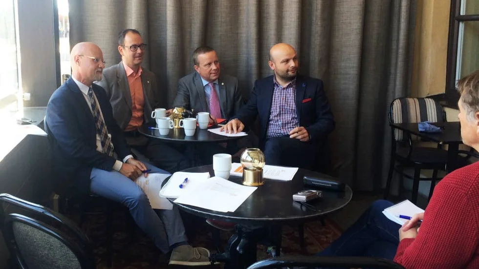 Allians i samtal. Jonas Segersam (KD), Stefan Hanna (C), Fredrik Ahlstedt (M) och Mohamad Hassan (L).