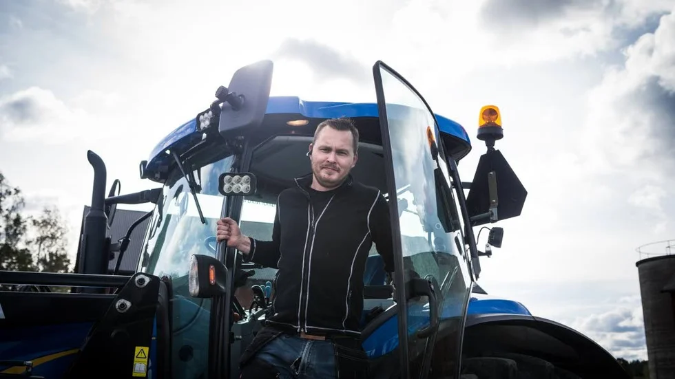 Andreas Eriksson, lantbrukare i Balingsta, har efter en tuff sommar börjat blicka framåt. Skörden är bärgad, men sädesmagasinen är mer eller mindre tomma.