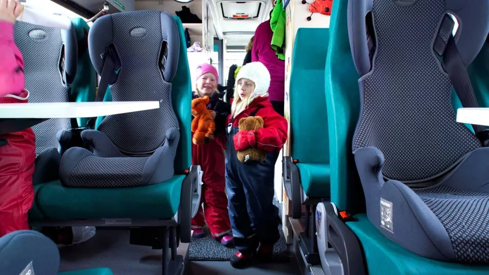 Förskolebussar ska hyras av Enköpings kommun. Bilden är från en förskolebuss i Uppsala.