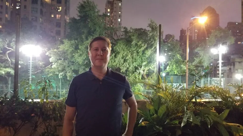 Johan Olausson i ett blåsigt Hong Kong.