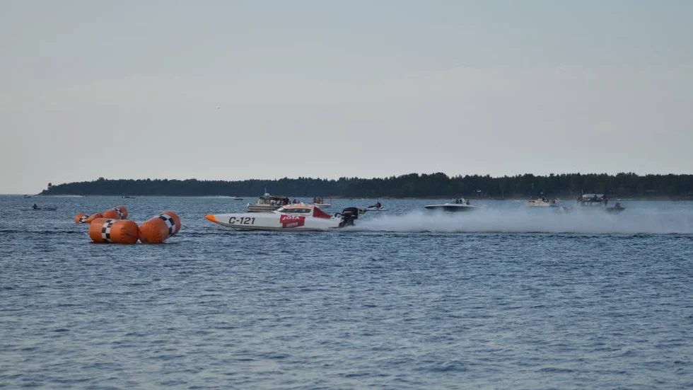 Johannes Lunqvists och Mattias Linds båt. Roslagsloppet och finalen i Offshore 3C går delvis på samma bana.