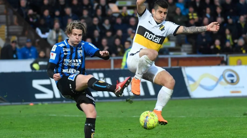 UPPSALA 20180502 AIK:s Nicolas Stefanelli gör 2-3 målet under onsdagens allsvenska fotbollsmatch mellan IK Sirius och AIK på Studenternas IP. Foto Fredrik Sandberg / TT kod 10080