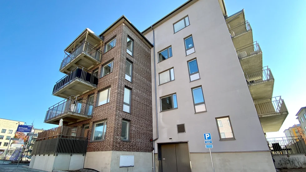 I nyproducerade Norra Munktellstaden finns Kfasts dyraste garageplatser. 900 kronor i månaden får hyresgästerna betala för att ställa bilen i det underjordiska garaget på Årbylundsgatan.