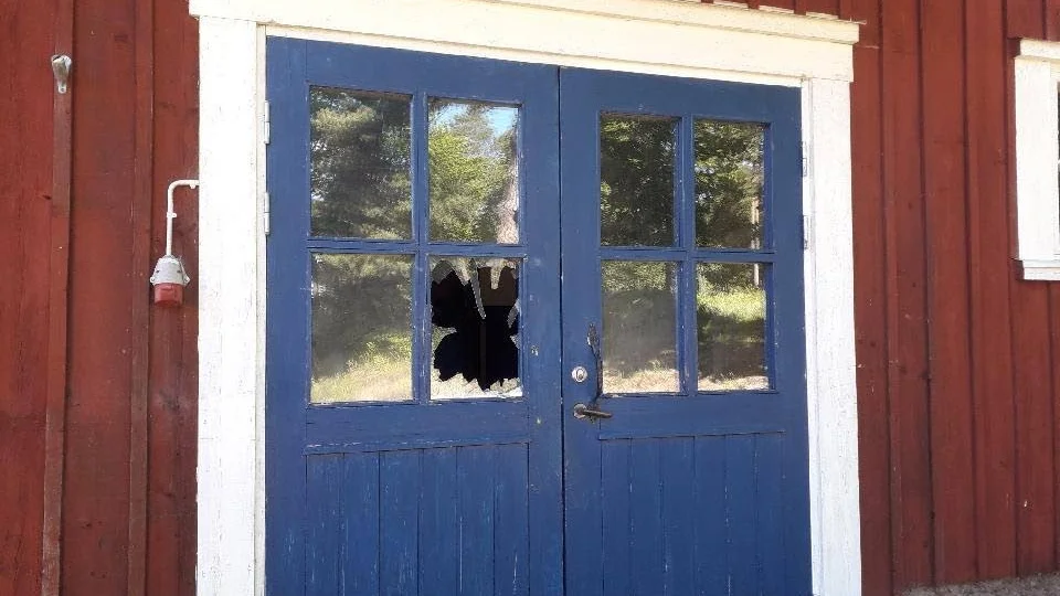 Ett av flera krossade fönster.