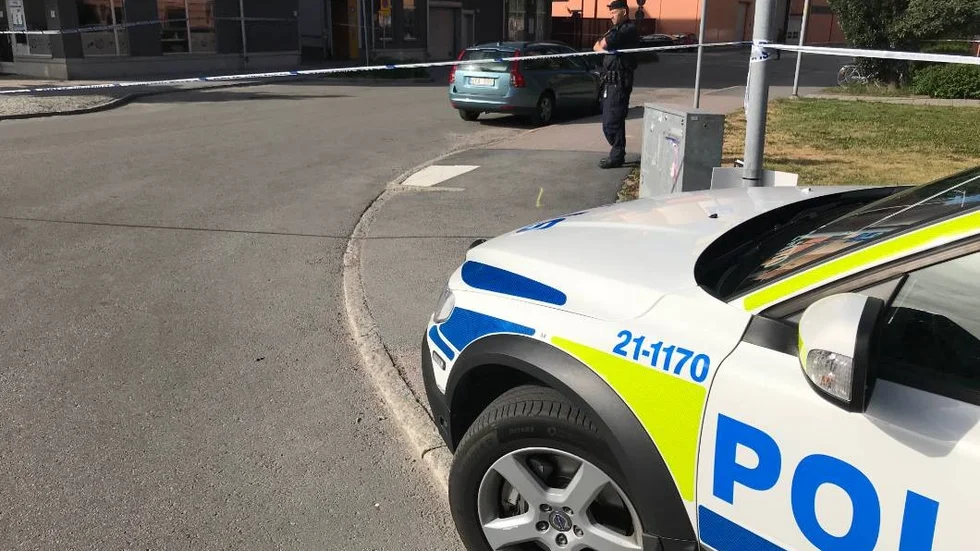 Kvinnan hittades död på trottoaren.