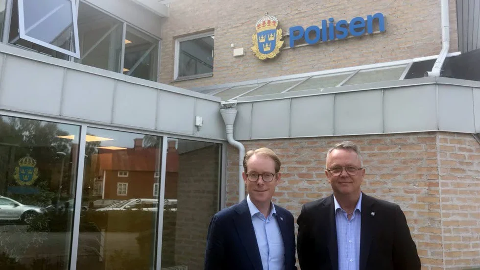 Tobias Billström (M), tillsammans med Lars-Göran Birkehorn Karlsen, ordförande för Tierpsmoderaterna, besökte Tierps polisstation för att prata om tryggheten i kommunen.
