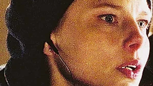 Helena Bergström är inte bara reporter på film. Hon sjunger Edith Piaf också..