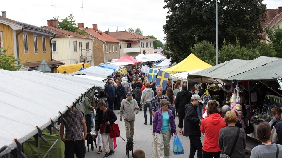 Marknaden var välbesökt, en bidragande faktor var det behagliga vädret. Foto: Theodor Nordenskjöld