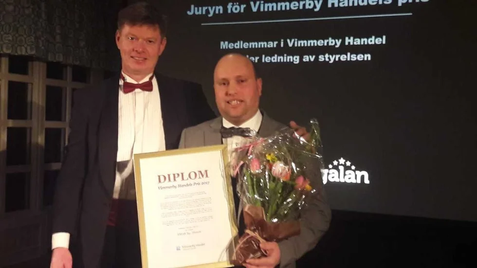 Simon Johansson blev dubbelt hyllad och lite lurad när han fick kvällens andra pris från Vimmerby Handel. det delades till sist ut av Michael Karlsson, t.h.