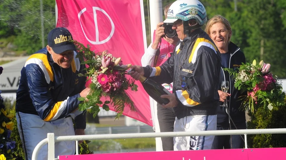 Örjan Kihlström tackar Stefan Melander för styrningen av Nuncio genom att duscha honom i Champagne.