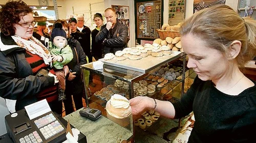 Anette Eklund levererar semlor under fettisdagen. Stig konditori i Gullringen säljer cirka 2 000 semlor under semlans högtidsdag.