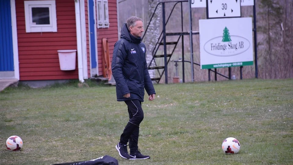 Stefan Larssons Tuna får klara sig utan fyra spelare i kvällens match mot serieledaren Smedby. Foto: Ossian Mathiasson