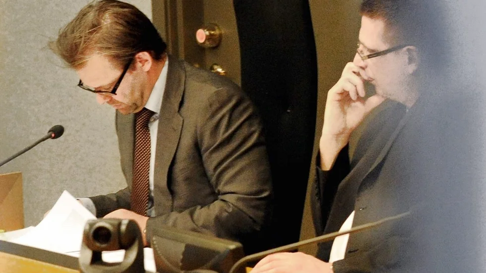 Tony Byström, tidigare Olsson, t.h var en av de tre som dömdes för de brutala polismorden 1999. Nu har Högsta Domstolen beslutat att inte pröva hans överklagan mot att hans livsstridsstraff inte omvandlas till ett tidsbestämt straff. Bilden är tagen 2011 då han också ansökte om att få sitt straff omvandlat. T.v advokat Björn Hurtig, som fortfarande är Byströms advokat.