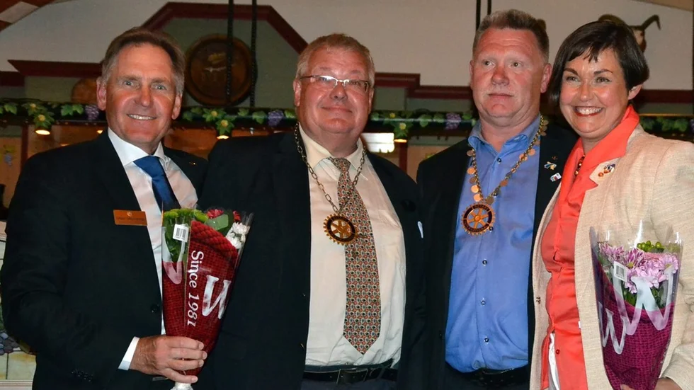 Avgående presidenten i Vimmerby Rotaryklubb Urban Skännestigh t v och avgående presidenten i Astrid Lindgren Rotaryklubb Gunnel Olsson Örbäck t h flankerar de nya presidenterna Tomas Peterson och Peter Thorstensson, som tagit emot sina "presidentkedjor".