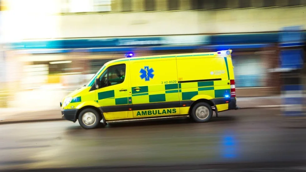 Mannen fördes med ambulans till Västerviks sjukhus.