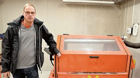 Lars Bonnevier bredvid slipmaskinen.