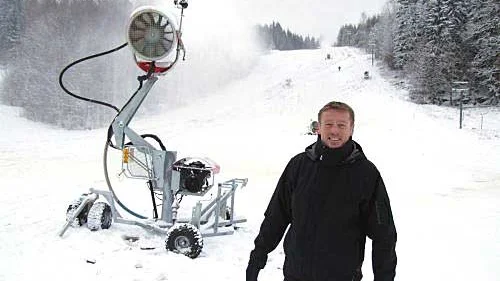 I går förmiddag kunde arbetet med snöläggningen äntligen sättas i gång och Tolvmannabackens ordförande Jimmy Bexell hoppas nu på att kylan håller i sig. Om allt går enligt planerna kan lilla backen eventuellt komma att öppna redan till helgen. Foto: Ulf Nilsson