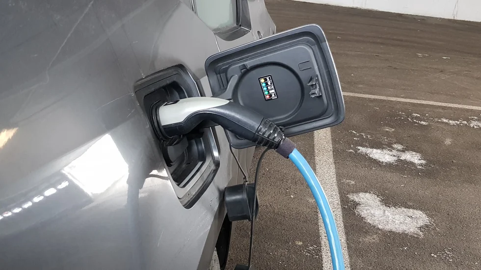 Det är ju helt vansinnigt att behöva ha en massa mer eller mindre krångliga appar för att ladda en elbil, skriver insändarskribenten.