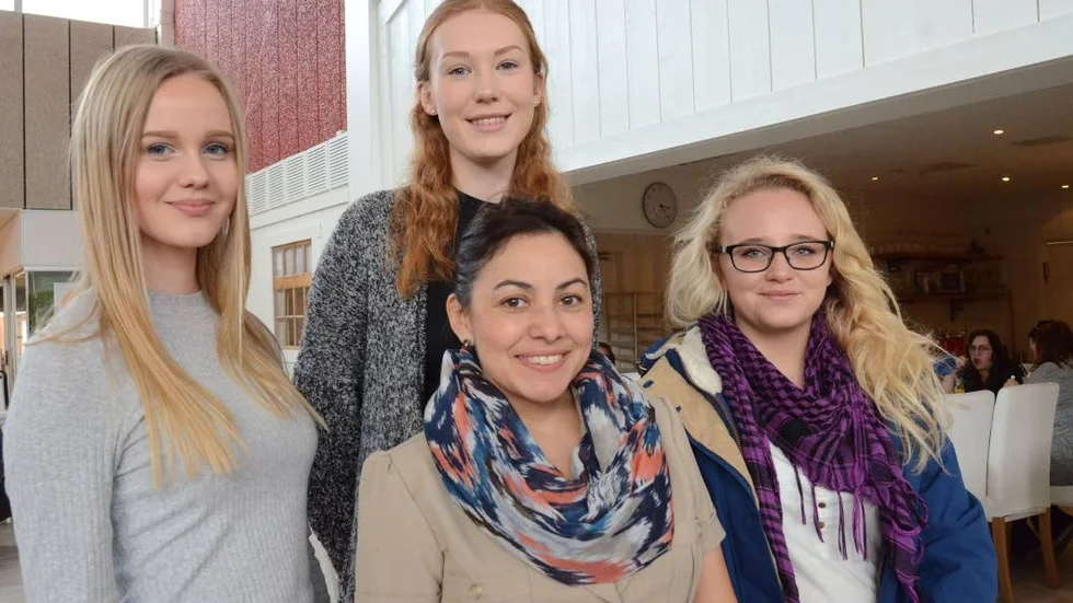 Resenärerna. Rebecka Marthall, Jennifer Holm och framför henne Aracely de Bech samt Simone Thernström.