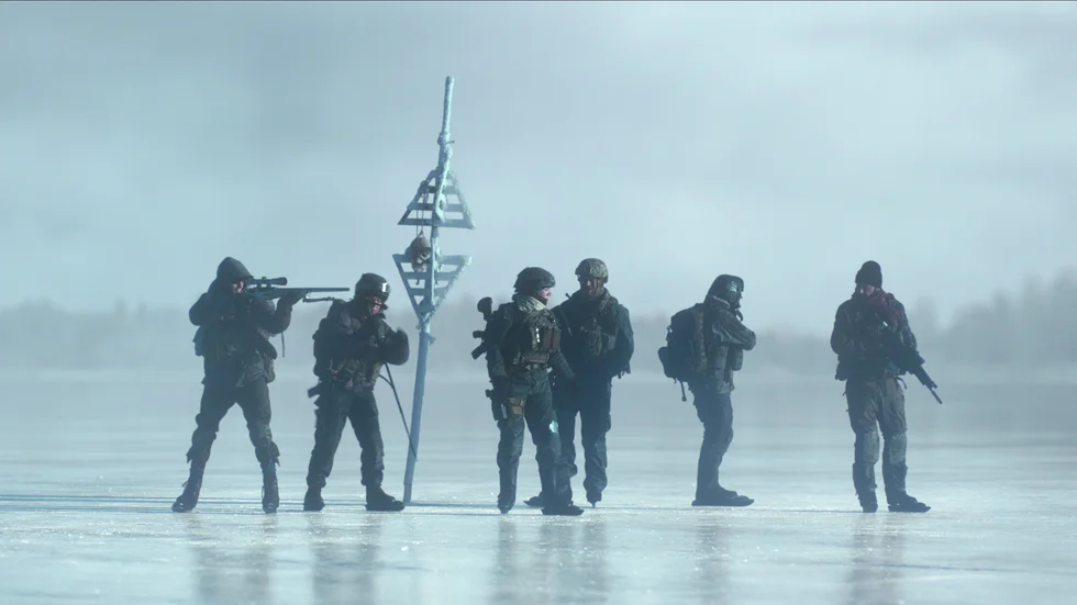 "Svart Krabba" är en mörk och dystopisk krigsfilm som har premiär den 18 mars på Netflix.