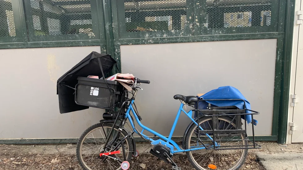 På skolgården, lutad mot ett soprum, återfann tidningen cykeln länsad på såväl batteri som apoteksleveranser.