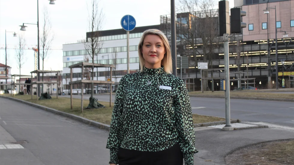 Emma Klingvall konstaterar att hela 14000 sjuksköteskor runt om i landet har lämnat den patientnära vården under de senaste åren. Nu gäller det att göra vårdyrket så attraktivt att folk kommer tillbaka och vill stanna, menar hon