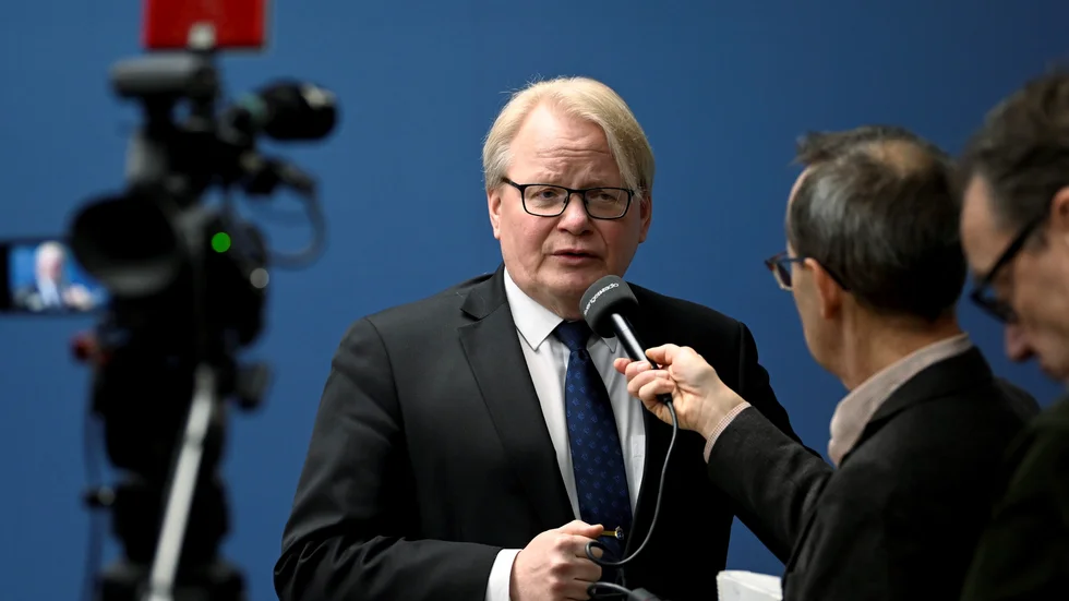 Försvarsminister Peter Hultqvist (S) meddelade på en pressträff under torsdagen att försvaret ska stärkas. Anslaget till det militära försvaret ska öka till 2 procent av BNP "så snart det går".