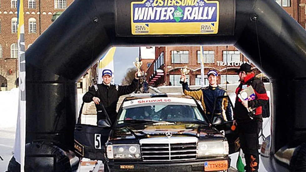 Trea. Tommy Johanssn, till höger, och Oskar Almqvist komma trea i junior-SM när Östersund Winter Rally avgjordes.