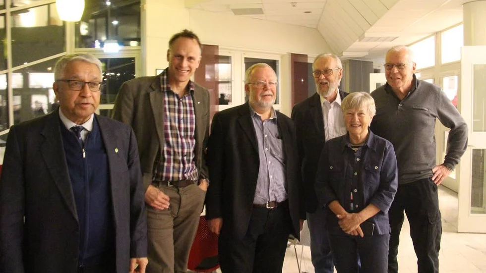 Längst till vänster, Christian Nordberg (MP), ordförande i Håbohus, Per Widén (C), ordförande i kultur- och fritidsnämnden, Per-Arne Öhman (M), vård- och omsorgsnämnden, Lisbeth Bolin (C), tekniska nämnden, Sven-Erik Svensson (C), bygg- och miljönämnden, Carl-Johan Torstensson (M), barn- och utbildningsnämnden. Ej med på billden: Susanna Kraftelid (M) är nyvald ordförande i socialnämnden, Peter Kilger (Håbo Marknad) samt Bertil Brifors (M), valnämnden.