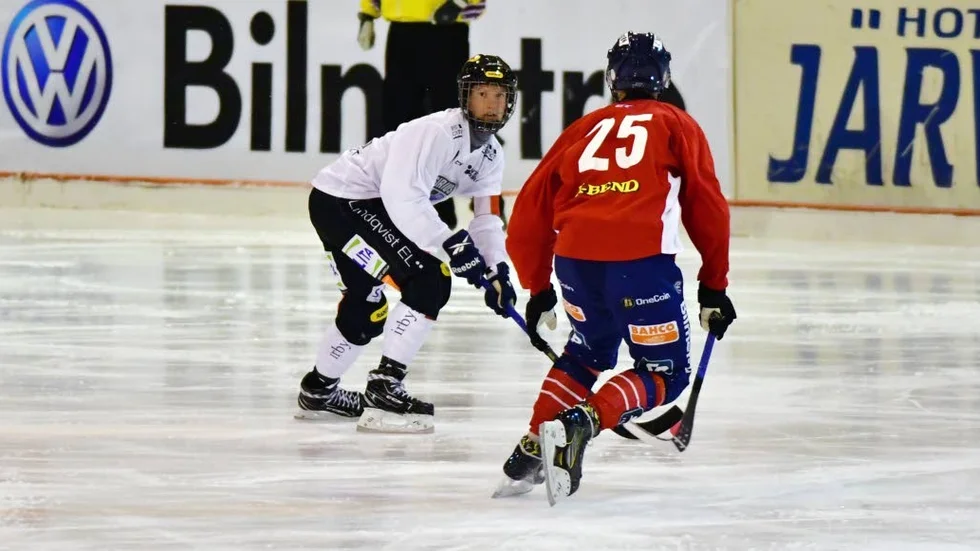 Siriusliberon Viktor Lundberg (i vit tröja) kommer för första gången att möta sin lillebror Anton i Falun när lagen möts på Lugnet.
