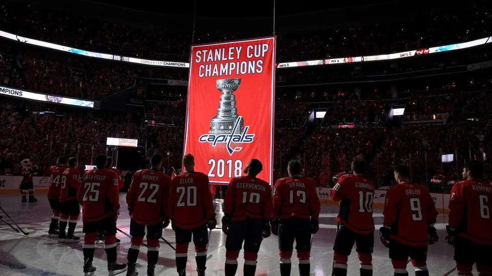 I natt var det NHL-premiär. Regerande mästarna Washington Capitals körde över Boston Bruins.