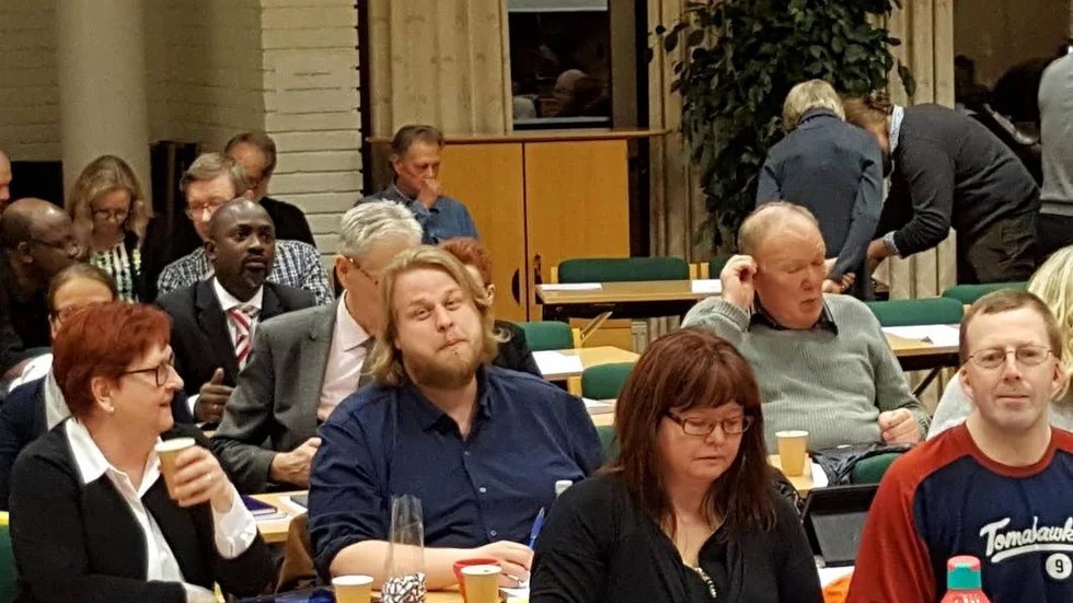 Det kommunala bostadsbolaget menar att det är för dyrt att bygga nya hyreslägenheter. Vänsterpartiets Alexander Karlsson (blå skjorta i mitten) håller inte med och vill höja skatten för att subventionera hyran på nybyggda hyresrätter i Tierps kommun.