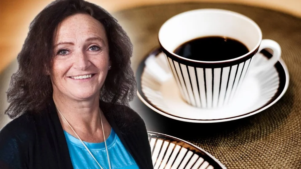 Lotta Frithiof ska ta en kopp kaffe och känna efter hur det smakar.