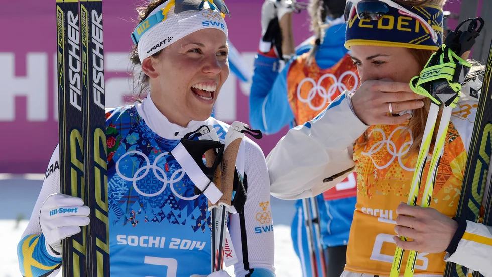 Charlotte Kalla och Anna Haag efter OS-guldet i stafett i Sotji 2014. Arkivbild.