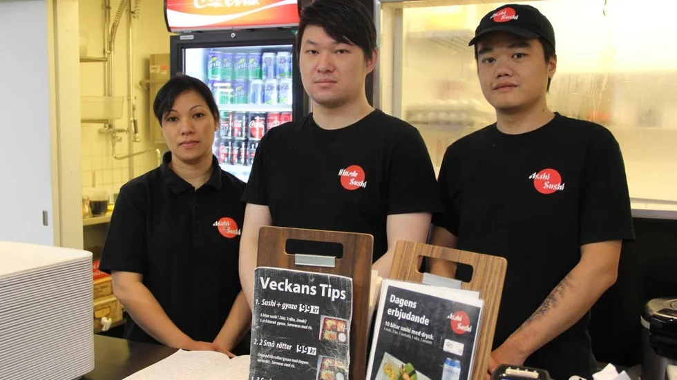 Saiyud Jansson, Zhou Yaoyao och Junda Pan på Hihode Sushi vet inte hur länge de kommer att ta innan fastighetens fläktar sätts igång igen så att de kan woka mat.
