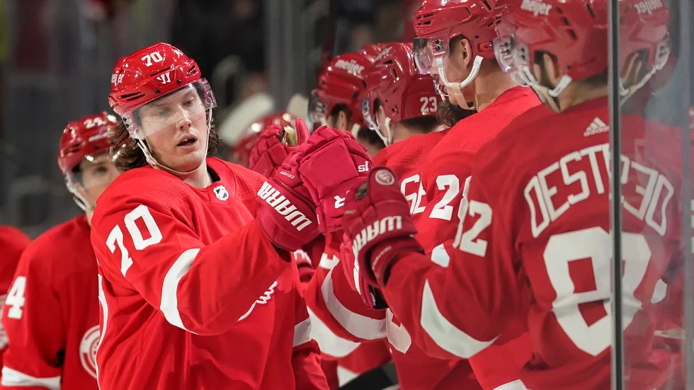 Oskar Sundqvist jublar efter att ha blivit målskytt i sin första match för sitt nya lag Detroit Red Wings.