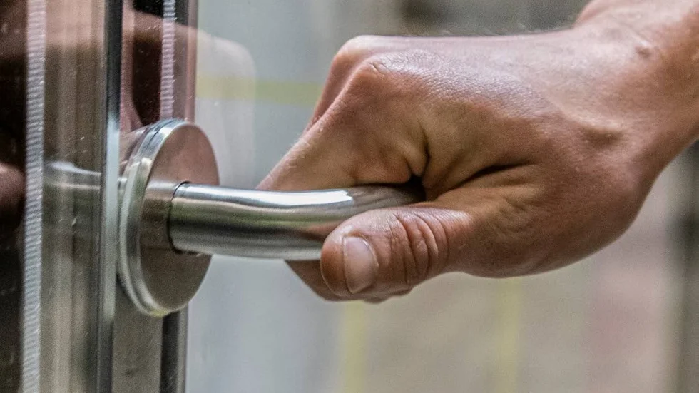 Klockan fyra på torsdagen låstes buren för att öppnas på fredagen samma tid.