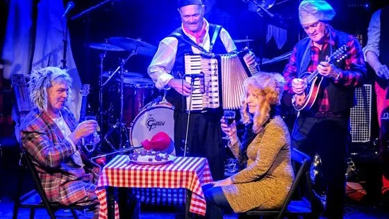 Play it Santa-gänget laddar för en ny julshow på Reginateatern.