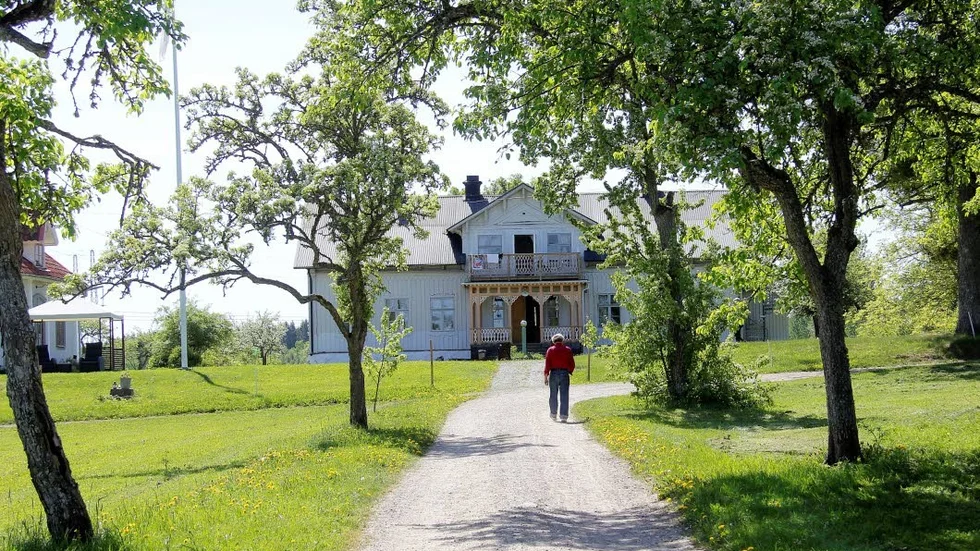 Vackra Bryggholmens gård har fått nya ägare som tillträder gården i höst.