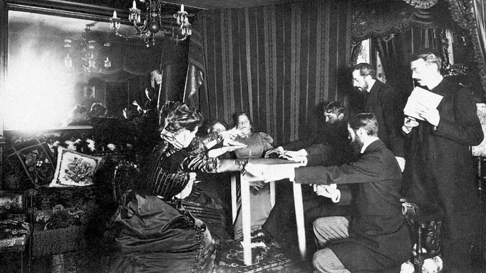 Fler än makarna Curie lät sig luras Eusapia Palladinos trick, som här när hon till synes utan någon fysisk kontakt verkar få ett bord att lyfta från golvet.