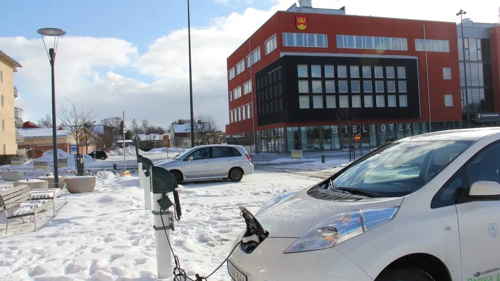 Laddstolparna intill kommunhuset är fortfarande igång. Nu tittar kommunen på hur de ska kunna fortsätta vara det utan att riskera bryta mot någon lag.