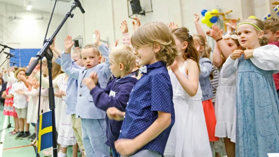 Pengaregn. Glass och ballonger, lycka och glädje, för Bergvretenskolan som föreslås få elevrådspengar.