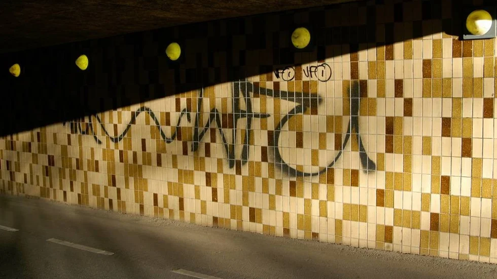 041113. Mur av kakel i gångtunnel med klotter.
Foto. Hasse Holmberg. Kod 96
COPYRIGHT SCANPIX SWEDEN