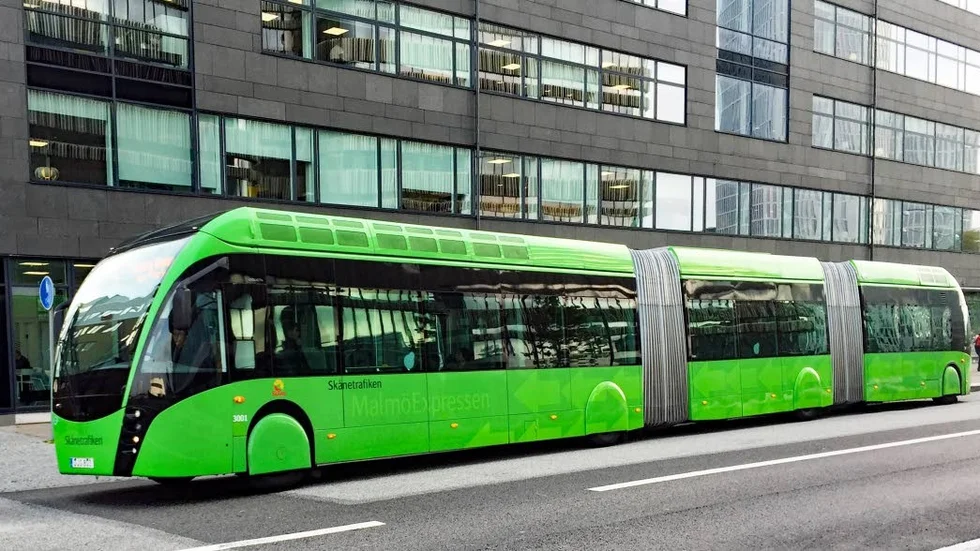 "Politikerna hävdar att spårvägen är överlägsen elbussar i kapacitet och framkomlighet, men enligt SINTEF (2013) kan elbussar erbjuda likvärdig transportkapacitet till lägre kostnad." skriver Lina Oskarsson.