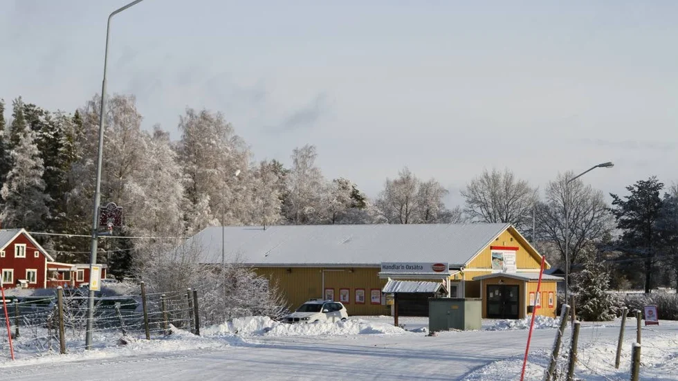 Uppsala kommun förhandlar med Åkerlänna utvecklngs AB om att etablera en av de planerade servicepunkterna i livsmedelsbutiken i Oxsätra.