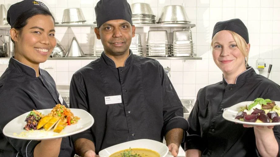 Kocklag. Patti Uddén, Mohammed Alam och Sofia Treekrem-Runge från Nannaskolan tävlar i Skolmatsgastro.
