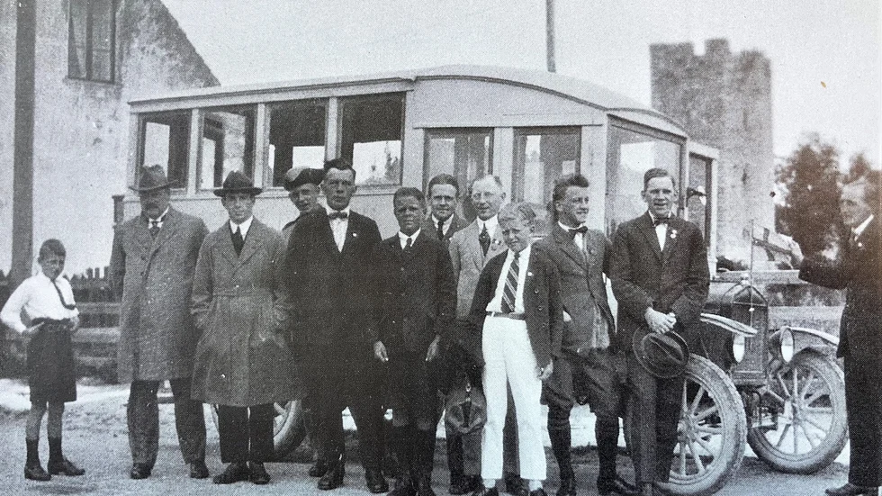 Skyddad för väder och vind kunde man hösten 1922 resa med den första riktiga bussen på Gotland. Det var Knut Ahlér som drog igång trafiken, tre kronor kostade det mellan Kappelshamn och Visby, resan tog två timmar och en kvart